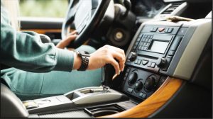 Qué significa manejar el auto sin escuchar música, según la psicología