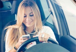 Las mujeres al volante  tienden a distraerse con los teléfonos celulares más que los hombres.